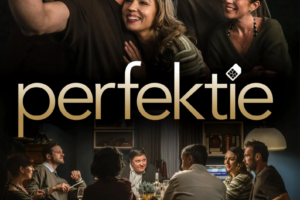 Plakāts izrādei "perfektie". Augšējā daļā cilvēku grupa smaida un uzņem selfiju ar sarkanu telefonu. Apakšējā daļā tie paši cilvēki sēž pie vakariņu galda un sarunājas. Plakāta augšpusē saraksts ar aktieriem: DĀRTA DANEVČA, LINDA KALNINA, ANETE KURSĪTE, MĀRTIŅŠ EGLIENS, INTARS REŠETINS-PĒTERSONS, DAINIS GRŪBE, JĀNIS ĀMANIS. Centrā zelta krāsā izrādes nosaukums "perfektie" ar SIM kartes ikonu. Labajā pusē: JĒKABPILS NOVADA KULTŪRAS PĀRVALDE. Apakšā: SĒLPILS TAUTAS NAMĀ, 8. MARTĀ, PLKST. 14.00. IEEJAS MAKSA 3,- EUR. Apakšējā labajā stūrī mazs skaitlis "2026".