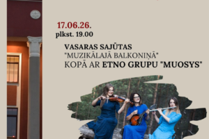 Plakāts Jēkabpils novada Kultūras pārvaldes pasākumam "MUZIKĀLAIS BALKONIŅŠ". Kreisajā pusē redzama sarkanīga ēka ar kolonnām un Latvijas karogu, apakšā uzraksts "KULTŪRAS NAMS". Labajā pusē liels virsraksts "MUZIKĀLAIS BALKONIŅŠ", zem tā datums "17.06.26." un laiks "plkst. 19.00". Tālāk teksts: "VASARAS SAJŪTAS "MUZIKĀLAJĀ BALKONIŅĀ" KOPĀ AR ETNO GRUPU "MUOSYS"". Zem teksta attēlots: trīs sievietes zilos tērpos sēž uz koka baļķa mežā un spēlē vijoli, mandolīnu un flautu. Apakšā teksts: "Tiekamies, lai kopā radītu neaizmirstamus svētku brīžus! BIĻETES CENA: 5EUR BIĻETES UZ PASĀKUMU VAR IEGĀDĀTIES KRUSTPILS KC KASĒ VAI 1 STUNDU PIRMS PASĀKUMA".