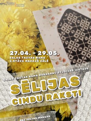 Plakāts ar dzeltenām krizantēm fonā reklamē Salas Tautas nama Rokdarbu studijas izstādi "SĒLIJAS CIMDU RAKSTI". Izstāde notiks no "27.04. - 29.05." Salas Tautas nama 2.stāva Mazajā zālē, un ieeja ir "BEZ IEEJAS MAKSAS". Plakāta augšpusē ir norāde "JĒKABPILS NOVADA KULTŪRAS PĀRVALDE", un attēlā redzami tradicionāli adītu cimdu raksti.