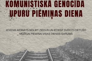 Pelēkbrūns plakāts ar dzelzceļa sliedēm apakšā, kas simbolizē deportācijas. Virs sliedēm teksts: JĒKABPILS NOVADA KULTŪRAS PĀRVALDE, 14. JŪNIJĀ PIE AUZĀNU KAPIEM, KOMUNISTISKĀ GENOCĪDA UPURU PIEMIŅAS DIENA, un IKVIENS AICINĀTS NOLIKT ZIEDUS UN IEDĒGT SVĒCĪTI CIETUŠO MŪŽĪGAI PIEMIŅAI VISAS DIENAS GARUMĀ.