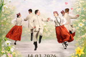 Deju koncerta plakāts ar pieciem dejotājiem latviešu tautas tērpos, kas dejo pavasarīgas dabas fonā ar sniegpulkstenītēm un narcisēm. Plakātā redzams teksts: "Jēkabpils Tautas namā VPDK Delve ielūdz uz deju koncertu Sirds mana uzplaukst dejā! 14.03.2026. plkst. 18.00. Biļetes 5,- EUR JTN kasē. Piedalās: VPDK Daugava (Rīga), VPDK Diždancis (Jelgava), VPDK Zile (Ķekava), VPDK Kodols (Jaunjelgava), VPDK Augšzeme (Viesīte), VPDK Solis (Zasa), JDK Kauranieši (Jēkabpils), TDK Viznīši (Jēkabpils).