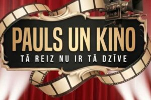 Plakāts ar sarkaniem aizkariem un sarkanu paklāju, centrā melns zelta rāmja baneris ar apvilktu kinolenti un vecu kinokameru, uz kura rakstīts "PAULS UN KINO" un "TĀ REIZ NU IR TĀ DZĪVE". Apakšā balts teksts: "17.05. KRUSTPILS KULTŪRAS CENTRĀ PLKST. 16.00".