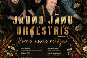 Koncerta plakāts ar grupas "Jauno Jāņu orķestris" sešiem mūziķiem – trīs vīriešiem ar bārdām, vienu rudmatainu sievieti un diviem vīriešiem – stāvot tumša, dabiska fona priekšā ar ziediem un augiem. Augšpusē teksts: 19. jūnijā plkst. 19.00 KRASTPILS BRĪVAPAS ESTRĀDĒ. Centrā: JAUNO JĀŅU ORĶESTRIS KONCERTĀ "Pirms saule rotājas". Dalībnieki: Juris Kaukulis (akustiskā ģitāra, mandolīna, balss), Kaspars Tobis (sintezatori, akordeons), Valērijs Cirulis (mandolīna, bazuki, balss), Ieva Mūrniece (vijole, vargans, balss), Andris Veinbergs (kontrabass, basģitāra, balss), Artis Orubs (bungu komplekts, perkusijas). Biļešu cenas: LĪDZ 7. JŪNIJAM 10,00 EUR, NO 8. LĪDZ 18. JŪNIJAM 15,00 EUR, 19. JŪNIJĀ 20,00 EUR. 50% ATLAIDE skolēniem (uzrādot apliecību), "Goda ģimene" apliecības īpašniekiem, pensionāriem (uzrādot apliecību). Bērniem līdz 10 gadu vecumam un invalīdiem (uzrādot apliecību) BEZ MAKSAS. Biļetes iepriekšpārdošanā iespējams iegādāties "Bilešu paradīze" kasēs vai internetā www.bilesuparadize.lv. IEEJA PASĀKUMĀ NO PLKST. 18.00. Apakšā logotipi un teksts: Pasākuma laikā var tikt fotografēts un filmēts, materiāli informatīvos nolūkos var tikt publicēti novada mājaslapā, informatīvajos izdevumos un citos sociālajos tīklos.