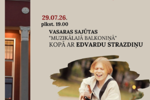 Pasākuma plakāts, kurā attēlota sarkanbrūna ēka ar uzrakstu "KULTŪRAS NAMS" un Latvijas karogu, un jauns vīrietis, kurš dziedot spēlē akustisko ģitāru. Teksts: JĒKABPILS NOVADA KULTŪRAS PĀRVALDE. "MUZIKĀLAIS BALKONINŠ". 29.07.26. plkst. 19.00. VASARAS SAJŪTAS "MUZIKĀLAJĀ BALKONINĀ" KOPĀ AR EDVARDU STRAZDIŅU. Tiekamies, lai kopā radītu neaizmirstamus svētku brīžus! BILETES CENA: 5EUR. BILETES UZ PASĀKUMU VAR IEGĀDĀTIES KRUSTPILS KC KASĒ VAI 1 STUNDU PIRMS PASĀKUMA.