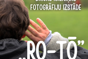 Plakāts ar attēlu, kurā no mugurpuses redzams cilvēks ar brūniem matiem un roku pie auss, melnā jakā, pret zaļu, izplūdušu fonu. Plakātā redzamais teksts: JĒKABPILS NOVADA KULTŪRAS PĀRVALDE, SĒLIJAS KULTŪRTELPA. SĒLIJAS KULTŪRTELPĀ, ZASĀ: DAIGAS KALNIŅAS FOTOGRĀFIJU IZSTĀDE „RO-TŌ”. Izstāde apskatāma līdz 20. JŪNIJAM (2026). Kontakttelefoni: +371 28619636 (IVETA TĀLE), +371 29419061 (DAIGA KALNIŅA). Pasākuma laikā var tikt fotografēts un filmēts, materiāli informatīvos nolūkos var tikt publicēti novada mājaslapā, informatīvajos izdevumos un citos sociālajos tīklos.