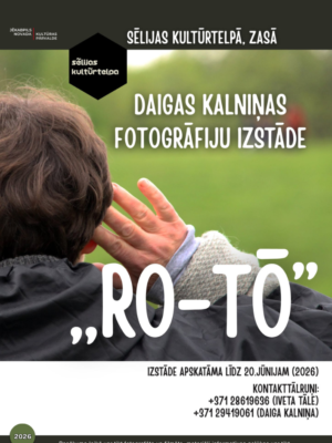 Plakāts ar attēlu, kurā no mugurpuses redzams cilvēks ar brūniem matiem un roku pie auss, melnā jakā, pret zaļu, izplūdušu fonu. Plakātā redzamais teksts: JĒKABPILS NOVADA KULTŪRAS PĀRVALDE, SĒLIJAS KULTŪRTELPA. SĒLIJAS KULTŪRTELPĀ, ZASĀ: DAIGAS KALNIŅAS FOTOGRĀFIJU IZSTĀDE „RO-TŌ”. Izstāde apskatāma līdz 20. JŪNIJAM (2026). Kontakttelefoni: +371 28619636 (IVETA TĀLE), +371 29419061 (DAIGA KALNIŅA). Pasākuma laikā var tikt fotografēts un filmēts, materiāli informatīvos nolūkos var tikt publicēti novada mājaslapā, informatīvajos izdevumos un citos sociālajos tīklos.