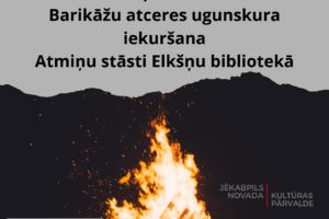 Afiša ar paziņojumu par Barikāžu 35. gadadienas pasākumiem. Uz pelēka fona rakstīts: Barikādēm 35. Pie Elkšņu brīvdabas estrādes 20.01. plkst. 16:00 Barikāžu atceres ugunskura iekuršana. Atmiņu stāsti Elkšņu bibliotēkā. Attēla apakšējā daļā redzams liels, degošs ugunskurs tumsā. Pasākums tiek rīkots sadarbībā ar Elkšņu bibliotēku un Jēkabpils novada Kultūras pārvaldi.