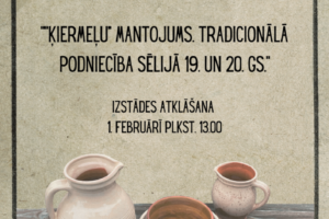 Plakāts ar veca papīra tekstūru un tumšu apmali. Teksts: MAZZALVES IZSTĀŽU ZĀLĒ NO 1. LĪDZ 28. FEBRUĀRIM IZSTĀDE „ĶERMEĻU MANTUJUMS. TRADICIONĀLĀ PODNIECĪBA SĒLIJĀ 19. UN 20. GS.” IZSTĀDES ATKLĀŠANA 1. FEBRUĀRĪ PLKST. 13.00. Plakāta apakšdaļā uz koka dēļiem redzami dažādi tradicionāli keramikas trauki: liela gaiša māla krūze, divas bļodas ar rakstiem, maza krūzīte un gara koka karote.