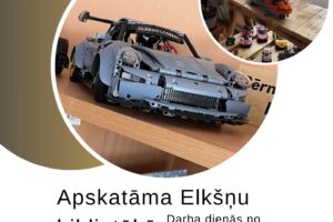 Plakāts ar tekstu "Salva Gailīša kolekcija. Apskatāma Elkšņu bibliotēkā Darba dienās no 02.02-27.02.". Attēlā redzama pelēka Lego sporta automašīna un oranžs Lego helikopters.