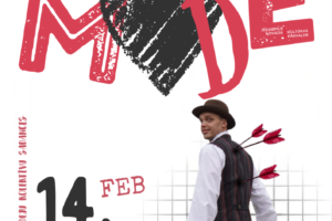 Plakāts ar smaidīgu vīrieti brūnā cepurē un tērpu, kuram mugurā iedurtas divas sarkanas Amora bultas, un viņš nes divas piena kannas. Plakāta augšpusē ir liels teksts "PIE AMORA" un "TĀDA TAGAD MODE" ar sirds attēlu burta O vietā. Kreisajā pusē vertikāli rakstīts "IKGADAIS TAUTAS DEJU KOLEKTĪVU SADANCIS". Pasākums notiks "14. FEB" "ZASAS TAUTAS NAMĀ" plkst. "19.00". To organizē "JĒKABPILS NOVADA KULTŪRAS PĀRVALDE". Plakāta apakšā sīks teksts vēsta: "Pasākuma laikā var tikt fotografēts un filmēts. Materiāli informatīvos nolūkos var tikt publicēti novada mājaslapā, informatīvajos izdevumos un citos sociālajos tīklos.