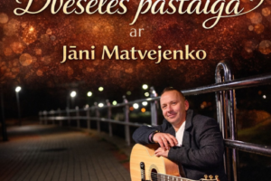 Plakāts ar Jāni Matvejenko, kurš sēž uz zemes ar akustisko ģitāru. Fons tumšs ar izplūdušām gaismām un celiņu. Plakāta teksts: "20. februārī plkst. 19.00 Asares Tautas namā Dvēseles pastaiga ar Jāni Matvejenko. Ieejas maksa 7,00 EUR. Biļetes pasākuma norises vietā." Apakšā Jēkabpils novada Kultūras pārvaldes logo, mazāks teksts "Pasākuma laikā var tikt fotografēts un filmēts, materiāli informatīvos nolūkos var tikt publicēti novada mājaslapā, informatīvajos izdevumos un citos sociālajos tīklos" un skaitlis "2026" aplī.