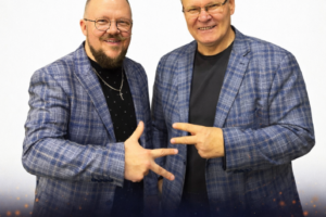 Plakāts ar diviem smaidīgiem vīriešiem rūtainos žaketēs, kas pozē. Kreisajā pusē vīrietis ar bārdu un brillēm, kas rāda ar trim pirkstiem, labajā pusē vīrietis ar brillēm, kas rāda miera zīmi. Plakātā redzams teksts: 28.02.2026. | plkst. 22.00, Zasas Tautas nams, Balle kopā ar grupu "Rolise", ieejas maksa - 7,00 EUR. Apakšā redzams: JĒKABPILS NOVADA KULTŪRAS PĀRVALDE un sīkāks teksts: Pasākuma laikā var tikt fotografēts un filmēts, materiāli informatīvos nolūkos var tikt publicēti novada mājaslapā, informatīvajos izdevumos un citos sociālajos tīklos.