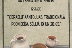Plakāts par izstādi "ĶIEMEĻU MANTOJUMS. TRADICIONĀLĀ PODNIECĪBA SĒLIJĀ 19. UN 20. GS.", kas notiks Neretas Kultūras informācijas punktā no 1. marta līdz 17. aprīlim. Attēlā redzama tumša koka virsma ar gaišu māla krūzi, mazāku māla krūzīti, divām māla bļodām ar rakstiem un koka karoti.