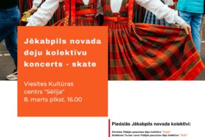 Divas smaidīgas jaunas sievietes, tērptas sarkanos latviešu tautas tērpos ar rūtotām kleitām un sarkanām galvassegām, pozē kamerai, viena turot savas svārku malu. Fonā redzama cilvēku grupa tautas tērpos un skatītāji āra pasākumā. Attēlā redzams arī pasākuma plakāta teksts: "Jēkabpils novada deju kolektīvu koncerts - skate. Viesītes Kultūras centrs "Sēlija". 8. marts plkst. 16.00. Piedalās Jēkabpils novada kolektīvi: Aknīstes Vidējās paaudzes deju kolektīvs "Ieleja", Atašienes Tautas nama Vidējās paaudzes deju kolektīvs "Telči", Atašienes Tautas nama Senioru deju kolektīvs "Mūžīgais dzirnis", Biržu Tautas nama Senioru deju kolektīvs "Neķer kroņķi", Biržu Tautas nama Vidējās paaudzes deju kolektīvs "Kastanis", Jēkabpils Tautas nama Vidējās paaudzes deju kolektīvs "Delve", Krustpils Kultūras centra Vidējās paaudzes deju kolektīvs "Kreicburga", Krustpils Kultūras centra Senioru deju kolektīvs "Krustpilī...