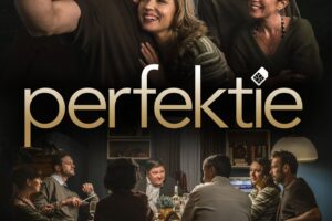 Plakāts izrādei "Perfektie". Augšpusē vīrietis smaidot uzņem pašbildi ar septiņiem citiem cilvēkiem. Virsraksts "perfektie" ar SIM kartes ikonu. Aktieru saraksts: DĀRTA DANĒVIČA LINDA KALNIŅA ANETE KURSĪTE MĀRTIŅŠ ĒGLIENS INTARS REŠETINS-PĒTERSONS DAINIS GRŪBE JĀNIS ĀMANIS. Apakšējā daļā astoņi cilvēki sēž pie vakariņu galda. Norādīts pasākuma datums un laiks: 10. MARTĀ PLKST. 18.00, norises vieta: SALAS TAUTAS NAMĀ, un biļešu cena: BIĻETES CENA 3 EUR.