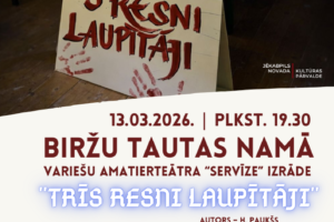 Pasākuma plakāts ar zili melnu šaha galda virsmu fonā un uz grīdas novietotu zīmi, uz kuras ar sarkanu krāsu uzrakstīts nosaukums "3 RESNI LAUPĪTĀJI" un redzami sarkanīgi roku nospiedumi. Plakāts informē: JĒKABPILS NOVADA KULTŪRAS PĀRVALDE. 13.03.2026. | PLKST. 19.30 BIRŽU TAUTAS NAMĀ. VARIEŠU AMATIERTEĀTRA "SERVĪZE" IZRĀDE "TRĪS RESNI LAUPĪTĀJI". AUTORS – H. PAUKŠS REŽISORE – I. BEINAROVIČA. Sižets: Karalupārim patīk spēlēt dambreti, savukārt kaulīgais princis tiek gatavots laulībām. Taču princese šādu līgavaini nepieņem un, lai izjauktu kāzas, izdomā viltīgu plānu – sarīkot savu nolaupīšanu. IEEJAS MAKSA 3,00 EUR. Apakšējā daļā redzams paziņojums: "2026 Pasākuma laikā var tikt fotografēts un filmēts, materiāli informatīvos nolūkos var tikt publicēti novada mājaslapā, informatīvajos izdevumos un citos sociālajos tīklos".