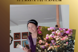 Sanda Mālnieces personālizstādes "STARP KUSTĪBU UN KLUSUMU" plakāts. Māksliniece Sanda Mālniece ar otu rokā, daļēji aizsegta ar savu gleznu, kurā attēloti rozā ziedi. Izstāde notiek Krustpils Kultūras centrā no 5. marta līdz 11. aprīlim. Ieeja bez maksas. Jēkabpils novada Kultūras pārvalde.