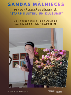 Sanda Mālnieces personālizstādes "STARP KUSTĪBU UN KLUSUMU" plakāts. Māksliniece Sanda Mālniece ar otu rokā, daļēji aizsegta ar savu gleznu, kurā attēloti rozā ziedi. Izstāde notiek Krustpils Kultūras centrā no 5. marta līdz 11. aprīlim. Ieeja bez maksas. Jēkabpils novada Kultūras pārvalde.