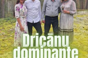 Plakāts ar četru cilvēku grupu – divām sievietēm un diviem vīriešiem – stāvam mežā, uz sūnainas zemes ar priežu kokiem fonā. Augšā teksts: "ATĀŠIENES TAUTAS NAMĀ "ANNAS SĀTA" 15. MARTĀ PLKST. 14:00". Pa vidu liels teksts: "Dricānu Dominante SAUC UZ SILTAJĀM DVĒSELĒM – UZ TEVI! 20 GADU JUBILEJAS KONCERTS". Apakšā: "JĒKABPILS NOVADA KULTŪRAS PĀRVALDE" un "IEEJA: 7 EUR iepriekšpārdošanā 10 EUR pasākuma dienā Informācija - 28805705".