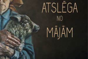 Plakāts ar tumšu fona gleznu, kurā attēlota veca sieviete ar lakatu galvā, kas rokās tur melnu jēru. Teksts: JĒKABPILS NOVADA KULTŪRAS PĀRVALDE gleznotājas MĒTRAS DAUMES izstāde ATSLĒGA NO MĀJĀM. Norises vieta un laiks: SĒLIJAS KULTŪRTELPĀ, Zasā 24.marts - 17.aprīlis. Zemāk mazāks teksts: Pasākuma laikā var tikt fotografēts un filmēts, materiāli informatīvos nolūkos var tikt publicēti novada mājaslapā, informatīvajos izdevumos un citos sociālajos tīklos. Apakšējā labajā stūrī redzams skaitlis 2026.