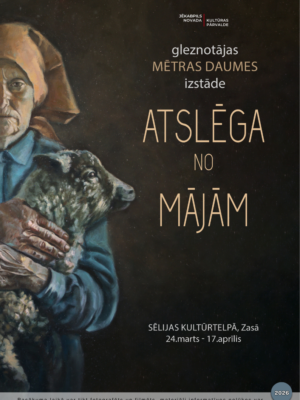 Plakāts ar tumšu fona gleznu, kurā attēlota veca sieviete ar lakatu galvā, kas rokās tur melnu jēru. Teksts: JĒKABPILS NOVADA KULTŪRAS PĀRVALDE gleznotājas MĒTRAS DAUMES izstāde ATSLĒGA NO MĀJĀM. Norises vieta un laiks: SĒLIJAS KULTŪRTELPĀ, Zasā 24.marts - 17.aprīlis. Zemāk mazāks teksts: Pasākuma laikā var tikt fotografēts un filmēts, materiāli informatīvos nolūkos var tikt publicēti novada mājaslapā, informatīvajos izdevumos un citos sociālajos tīklos. Apakšējā labajā stūrī redzams skaitlis 2026.