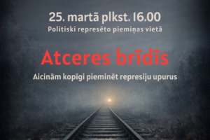 Tumšā, miglainā attēlā redzamas dzelzceļa sliedes, kas izzūd tālumā virzienā uz mazu, gaišu gaismas punktu. Attēla augšpusē sarkans teksts: "25. MARTS KOMUNISTISKĀ GENOCĪDA UPURU PIEMIŅAS DIENA". Lieliem burtiem: "ASARĒ". Zemāk: "25. martā plkst. 16.00 Politiski represēto piemiņas vietā". Ar sarkanu tekstu: "Atceres brīdis". Zemāk: "Aicinām kopīgi pieminēt represiju upurus". Apakšējā kreisajā stūrī balts logotips ar uzrakstu: "JĒKABPILS NOVADA KULTŪRAS PĀRVALDE" un skaitli "2026". Apakšējā labajā stūrī: "Sazinai +371 26671801 (Inta Tomāne)". Pašu apakšā neliels teksts: "Pasākuma laikā var tikt fotografēts un filmēts, materiāli informatīvos nolūkos var tikt publicēti novada mājaslapā, informatīvajos izdevumos un citos sociālajos tīklos.