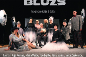 Plakāts Jēkabpils Tautas teātra izrādei "RUDENĪGAIS BLŪZS". Attēlā redzama uz skatuves pozējoša desmit aktieru grupa, tērpušies melnos, baltos un spīdīgos sudrabainos tērpos. Viena sieviete priekšplānā guļ uz sāniem, pārējie sēž vai stāv. Šī ir Aivona Mencela traģikomēdija 2 daļās, kas notiks Jēkabpils Tautas namā 25. martā plkst. 19.00. Režisore Inta Ūbele. Plakātā minēts plašs aktieru sastāvs un radošā grupa. Biļešu cena 5,- EUR. Biļetes pieejamas "Biļešu Paradīzē" un Jēkabpils Tautas nama kasē. Izrādi atbalsta Jēkabpils novada Kultūras pārvalde.