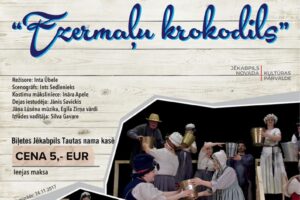 Plakāts ar koka dēļu fonu, kas reklamē Jēkabpils Tautas teātra dziesmu spēli ar izdarībām "Ezermalu krokodils" pēc Jāņa Jaunsudrabiņa, kas notiks Jēkabpils Tautas nama Lielajā zālē 27.03.2026 pulksten 19.00. Biļetes Jēkabpils Tautas nama kasē, cena 5,- EUR. Plakātā redzamas trīs ainas no izrādes: vairāki aktieri tautas tērpos ar spaiņiem, trīs sievietes gaišās tunikās sēžot uz koka pakāpieniem ar kājām bļodās un smaidot, un vīrietis skūpstās ar sievieti tautas tērpā. Plakātā minēta režisore Inta Ūbele, scenogrāfs Ints Sedlenieks, kostīmu māksliniece Ināra Apele, dejas iestudētājs Jānis Savickis, mūzikas autori Jānis Lūsēns un Egils Zirnis, izrādes vadītāja Silva Gavare. Apakšā redzami logo "Jēkabpils Novada Kultūras Pārvalde" un "Biļešu Paradīze", kā arī informācija par pirmizrādi 24.11.2017.