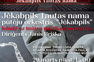 Koncerta plakāts ar Jēkabpils Tautas nama pūtēju orķestra "Jēkabpils" fotogrāfiju uz skatuves ar sarkanām aizkarēm, zem tās tukšas teātra zāles krēsli. Apakšējā daļā ir balta teātra maska un saksofona kontūra uz tumša fona. Plakāta teksts vēstī: "Jēkabpils Tautas namā. Jēkabpils Tautas nama pūtēju orķestris "Jēkabpils" ielūdz uz teātra mūzikas koncertu. Dirigents Jānis Briška. PROGRAMMA: ENDRŪ LOIDA VĒBERA, RĪČARDA RODŽERSA, RAIMONDA PAULA, VALTA PŪCES UN IMANTA KALNIŅA MŪZIKA. 29. marts plkst. 15.00. BIĻETES CENA 5,- EUR. BIĻETES JTN KASĒ." Apakšā redzams "JĒKABPILS NOVADA KULTŪRAS PĀRVALDE" logo un paziņojums: "Pasākuma laikā var tikt fotografēts un filmēts, materiāli informatīvos nolūkos var tikt publicēti novada mājaslapā, informatīvajos izdevumos un citos sociālajos tīklos." Labajā apakšējā stūrī ir cipars "2026".
