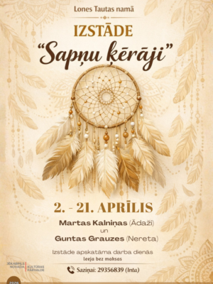 Plakāts gaišos toņos ar spalvu un pērlīšu rakstiem, centrā liels sapņu ķērājs. Teksts: Lones Tautas namā, IZSTĀDE "Sapņu ķērāji", 2. – 21. APRĪLIS. Martas Kalniņas (Ādaži) un Guntas Grauzes (Nereta). Izstāde apskatāma darba dienās ieeja bez maksas. Sazinai: 29356839 (Inta).