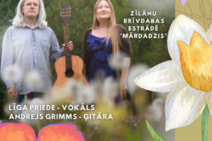 Plakāts ar paziņojumu par Imanta Kalniņa "puku dziesmas" koncertu, ko rīko JĒKABPILS NOVADA KULTŪRAS PĀRVALDE. Attēlā redzami mūziķi Līga Priede (VOKĀLS) un Andrejs Grimms (ĢITĀRA), kurš tur akustisko ģitāru, stāvot dabā. Koncerts notiks 25. APRĪLĪ PLKST. 19.00 ZĪLĀNU BRĪVDABAS ESTRĀDĒ "MĀRDADZIS". Biļetes: Iepriekšpārdošanā Zīlānu Tautas namā 5,- EUR, koncerta dienā 7,- EUR. Apakšā teksts: "Pasākuma laikā var tikt fotografēts un filmēts, materiāli informatīvos nolūkos var tikt publicēti novada mājaslapā, informatīvajos izdevumos un citos sociālajos tīklos." Plakātu rotā lillā, oranžas un baltas puķes. Redzams numurs 2026.