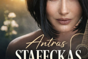 Plakāts ar dziedātājas Antras Stafeckas portretu, kurai ir tumši mati, zaļas acis ar baltiem dekoratīviem elementiem, un fonā redzama akustiskā ģitāra. Reklamēts Antras STAFECKAS AKUSTISKAIS KONCERTS, kas notiks 1. MAIJĀ PLKST. 12.00 AKNĪSTES ESTRĀDĒ. IEEJAS MAKSA: 10,- EUR. Organizators JĒKABPILS NOVADA KULTŪRAS PĀRVALDE. Paziņojums apakšā: Pasākuma laikā var tikt fotografēts un filmēts, materiāli informatīvos nolūkos var tikt publicēti novada mājaslapā, informatīvajos izdevumos un citos sociālajos tīklos. Gads 2026.