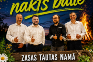 Līgo nakts balles reklāmas plakāts ar četriem smaidīgiem vīriešiem, kas rāda īkšķus. Viņi stāv naksnīga ezera un ugunskura fonā, ko izgaismo virtenes un Līgo ziedi. Uz plakāta teksti: "23. JŪNIJĀ PLKST. 22.00 Līgo nakts balle ZASAS TAUTAS NAMĀ kopā ar “SKRĪVERU MUZIKANTIEM” IEEJA BEZ MAKSAS!