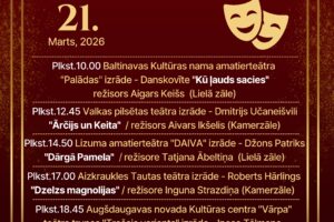 Sarkans plakāts ar zelta ornamentiem un divām zelta teātra maskām. Plakātā paziņots par Latvijas amatierteātru iestudējumu reģionu skati "Gada izrāde 2025" Jēkabpils Tautas namā 2026. gada 21. martā. Programma: Plkst. 10.00 Baltinavas Kultūras nama amatierteātra "Palādas" izrāde - Danskovīte "Kū ļauds sacies" / režisors Aigars Keiše (Lielā zāle). Plkst. 12.45 Valkas pilsētas teātra izrāde - Dmitrijs Učaneišvili "Ārčijs un Keita" / režisors Aivars Ikšelis (Kamerzāle). Plkst. 14.50 Lizuma amatierteātra "DAIVA" izrāde - Džons Patriks "Dārgā Pamela" / režisore Tatjana Ābeltiņa (Lielā zāle). Plkst. 17.00 Aizkraukles Tautas teātra izrāde - Roberts Hārlings "Dzelzs magnolijas" / režisore Ingūna Strazdiņa (Kamerzāle). Plkst. 18.45 Augšdaugavas novada Kultūras centra "Vārpa" teātra trupas "Trešais variants" izrāde - Inese Tālmane "Cerību ēnā" / režisore Inta Uškāne (Lielā zāle). Plkst. 21.00 Nautrēnu paga...