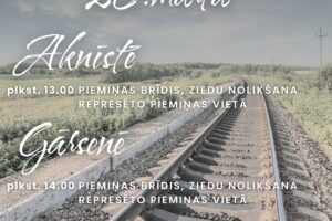 Plakāts ar dzelzceļa sliedēm, kas stiepjas tālumā lauku ainavā. Teksts: JĒKABPILS NOVADA KULTŪRAS PĀRVALDE. KOMUNISTISKĀ GENOCĪDA UPURU PIEMIŅAI. 25. marts. Aknīste plkst. 13.00 PIEMIŅAS BRĪDIS, ZIEDU NOLIKŠANA REPRESĒTO PIEMIŅAS VIETĀ. Gārsene plkst. 14.00 PIEMIŅAS BRĪDIS, ZIEDU NOLIKŠANA REPRESĒTO PIEMIŅAS VIETĀ.