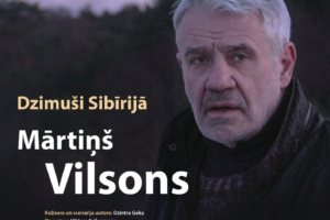 Plakāts Dzintras Gekas dokumentālajai filmai "Dzimuši Sibīrijā". Priekšplānā redzams Mārtiņš Vilsons ar nopietnu sejas izteiksmi, skatoties tieši kamerā. Augšējā labajā stūrī balts taisnstūris ar tekstu: "25. MARTĀ PLKST.17.30 BIRŽU TAUTAS NAMĀ IEEJAS MAKSA: 3,- EUR". Zem filmas nosaukuma norādīti veidotāji: "Režisore un scenārija autore: Dzintra Geka. Operators: Viktors Gribermans. Operatori: Aivars Lubānietis, Armands Zvirbulis. Montāžas režisors: Armands Zvirbulis. Mūzika: Pēteris Vasks. Režisora asistenti: Katrīna Šteinberga, Mārtiņš Grāvītis. © Studija SB, 2025". Plakāta apakšā attēlotas piecas mazas fotogrāfijas un logotipi: Jēkabpils novada Kultūras pārvalde, Kultūras ministrija.