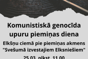 Plakāts ar dzelzceļa sliedēm, kas līkumo cauri sausam apvidum ar kokiem fonā, un tekstu par Komunistiskā genocīda upuru piemiņas dienu. Uz gaišpelēka fona lasāms teksts: "Komunistiskā genocīda upuru piemiņas diena. Elkšņu ciemā pie piemiņas akmens "Svešumā izvestajiem Elkšniešiem". 25.03. plkst. 11.00. Aicinām nolikt ziedus un sveces pie piemiņas akmens." Apakšā redzami Elkšņu bibliotēkas un Jēkabpils novada Kultūras pārvaldes logotipi.