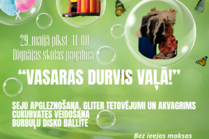 Pasākuma plakāts ar zaļu fonu, burbuļiem un tauriņiem, kuros attēlota cukurvate, piepūšamā pils un cilvēks ar bērnu. Teksts vēsta: "JĒKABPILS NOVADA KULTŪRAS PĀRVALDE 29. maijā plkst. 11.00 Dignājas skolas pagalmā "VASARAS DURVIS VAĻĀ!"" Aktivitātes: "SEJU APGLEZNOŠANA, GLITER TETOVĒJUMI UN AKVAGRIMS CUKURVATES VEIDOŠANA BURBUĻU DISKO BALLĪTE". "Bez ieejas maksas". Apakšā piebilde: "2026 Pasākuma laikā var tikt fotografēts un filmēts, materiāli informatīvos nolūkos var tikt publicēti novada mājaslapā, informatīvajos izdevumos un citos sociālajos tīklos".