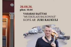 Vīrietis ar smailu matu griezumu, smaidot, tur mandolīnu. Fonā izplūdis pilsētas skats un daļa no kultūras nama ar kolonnām un Latvijas karogu mastā. Plakāts ar virsrakstu "MUZIKĀLAIS BALKONINŠ" aicina uz pasākumu "VASARAS SAJŪTAS "MUZIKĀLAJĀ BALKONINĀ" KOPĀ AR JURI KAUKULI". Datums: 26.08.26. plkst. 19.00. "Tiekamies, lai kopā radītu neaizmirstamus svētku brīžus!". Biļetes cena: 5EUR. "BILETES UZ PASĀKUMU VAR IEGĀDĀTIES KRUSTPILS KC KASĒ VAI 1 STUNDU PIRMS PASĀKUMA". Organizē Jēkabpils novada Kultūras pārvalde.