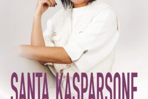 Koncerta plakāts ar dziedātāju Santu Kasparsoni, kura ir attēlota smaidoša un skatās uz priekšu, ģērbusies baltā, pērļu rotātā blūzē. Plakāta augšējā kreisajā stūrī teksts "2. maijā 17.00". Plakāta augšējā labajā stūrī teksts "Jēkabpils Tautas namā". Liels uzraksts apakšā "SANTA KASPARSONE" un zem tā "Par dvēselīti". Zemāk norādīti koncerta viesi: "Koncertu kuplinās īpašie viesi - mani skatuves draugi: grupa "Ilūzija", Ēriks Gruzniņš, duets Kristīne un Alvis, Gita Dukalska, Harijs Joniškāns, Viktors Tilčiks, Sandris Sproģis, Agnese un Andris Šīranti, Andris Felss, Inese Ērmane un Havjērs Fernandess, kā arī Toms Antons - jauns un talantīgs skatuves mākslinieks." Apakšā redzami vairāku sponsoru logotipi.