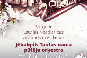 Plakāts ar Jēkabpils Tautas nama pūtēju orķestra "Jēkabpils" dalībnieku grupas foto, kas reklamē koncertu. Attēlā redzama daudzskaitlīga orķestra grupa ar dažādiem pūšaminstrumentiem. Augšpusē teksts: "4. maijā plkst. 12.00 pie Jēkabpils Tautas nama". Zem orķestra attēla rakstīts: "Par godu Latvijas Neatkarības atjaunošanas dienai Jēkabpils Tautas nama pūtēju orķestra "Jēkabpils" koncerts. Diriģents - Jānis Briška". Malās redzamas Latvijas karoga lentas un baltu ķiršu ziedu dekorācijas. Apakšējā kreisajā stūrī sīkāks teksts: "Pasākuma laikā var tikt fotografēts un filmēts, materiāli informatīvos nolūkos var tikt publicēti novada mājas lapā, informatīvajos izdevumos un citos sociālajos tīklos". Apakšējā labajā stūrī Jēkabpils novada Kultūras pārvaldes logotipi.