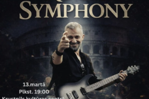 Vīrietis ar ģitāru smaidot norāda uz priekšu. Plakāts ar tekstu "ROCK SYMPHONY", "13. martā Plkst. 19:00 Krustpils kultūras centrā. Biļetes: www.bilesuparadize.lv".