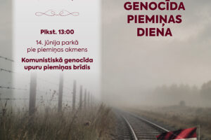 Plakāts par Komunistiskā genocīda piemiņas dienu Jēkabpilī 14. jūnijā. Tajā rakstīts: "14. JŪNIJĀ JĒKABPILĪ KOMUNISTISKĀ GENOCĪDA PIEMIŅAS DIENA". Pasākumu programma: "Plkst. 12:00 Krustpils Vissvētākās Trīsvienības Romas katoļu baznīcā Svētā mise komunistiskā genocīda upuru piemiņai" un "Plkst. 13:00 14. jūnija parkā pie piemiņas akmens Komunistiskā genocīda upuru piemiņas brīdis". Fona attēlā miglainā ainavā redzamas dzelzceļa sliedes, kas stiepjas tālumā, dzeloņstiepļu žogs kreisajā pusē, uz sliedēm novietots Latvijas karogs un skaitlis "1941". Apakšā norādīts "JĒKABPILS NOVADA KULTŪRAS PĀRVALDE".