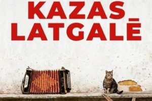 Plakāts ar tekstu "IMANTS STRADS UN DRAUGI", "KĀZAS LATGALĒ". Attēlā uz veca koka sola redzama brūna harmonika un svītrains kaķis, kas sēž blakus sasistam māla traukam pie raupjas baltas sienas. Apakšdaļā uz sarkana fona balts teksts: "Mēs izdzīvojām! Vai svinēsim vēlreiz... NOTEIKTI! Krustpils kultūras centrā 22.martā plkst. 13.00".