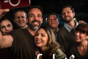 Smaidīga septiņu cilvēku grupa pozē pašbildei, priekšplānā vīrietis tur viedtālruni. Virs attēla teksts: "JĒKABPILS TAUTAS NAMĀ 5. MARTĀ PLKST. 19.00". Zem tā uzskaitīti aktieri: "DĀRTA DANEVIČA LINDA KALNIŅA ANETE KURSĪTE MĀRTIŅŠ EGLIENS INTARS REŠETINS-PĒTERSONS DAINIS GRŪBE JĀNIS ĀMANIS". Apakšā liels zeltains nosaukums "PERFEKTIE", zem kura rakstīts "KINOTEĀTROS NO 13. FEBRUĀRA". Kreisajā apakšā redzams "BIĻEŠU PARADĪZE" logotips.