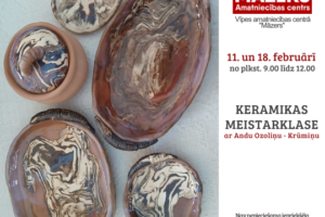 Attēlā redzami vairāki neregulāras formas keramikas trauki ar spīdīgu marmorētu rakstu brūnos, bēšos un tumši zilganpelēkos toņos, dažiem ar teksturētām tumšām malām, viens ir trauks ar vāku. Labajā pusē rakstīts: MĀZERS Amatniecības centrs Vīpes amatniecības centrā “Māzers” KERAMIKAS MEISTARKLASE ar Andu Ozoliņu - Krūmiņu 11. un 18. februārī no plkst. 9.00 līdz 12.00. Nav nepieciešama iepriekšēja pieredze – meistarklase piemērota ikvienam! Dalības maksa: 20,00 EUR, materiāli iekļauti cenā. Iepriekšēja pieteikšanās obligāta zvanot: 29283717.