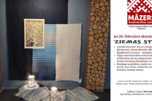 Izstādes "ZIEMAS STĀSTI" ekspozīcijas fragments ar rokdarbiem un informatīvo plakātu. Fona centrā tumši zila siena, pa kreisi vertikāls dekors no koka ripuļiem. Pie sienas pakārts gaišs pinuma rāmis ar stilizētu koka siluetu, blakus divi vertikāli audumi – viens zilos toņos ar horizontālām svītrām, otrs gaišs ar rūtiņu rakstu. Priekšplānā uz grīdas gaiši svītraini paklājiņi ar divām izgaismotām dekoratīvām lampām. Labajā pusē balts plakāts ar tekstu: MĀZERS Amatniecības centrs Vipes amatniecības centrā "Māzers". No 20. februāra skatāma izstāde "ZIEMAS STĀSTI". Izstādē skatāmi autoru Daigas Lapsas (Krāslava), Zanes Boreiko (Rīga) un Maijas Kulakovas (Līvāni) – mezglojumi. Vipes amatniecības centra keramikas dalībnieku darbu ekspozīcija pasniedzējas Andas Ozoliņas-Krūmiņas vadībā. Noskaņu papildina austie un tamborētie darbi, kas veido rokdarbu tradīcijās balstītu ziemas stāstu. Laipni aicināti apmeklēt i...