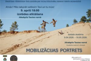 Plakāts, kurā attēloti divi cilvēki militārās formās, kas lēkā gaisā virs smilšu kāpas pret zilu debesu fonu. Teksts plakātā vēsta: "Biedrības «Stāstnieca» foto izstāde par mūsu līdzcilvēku iesaisti Valsts aizsardzībā". Uzaicinājums: "Atnāc! Mēs labprāt satiksim Tevi un tu mūs!". Atklāšana: "9. aprīlī 18:00 izstādes atklāšana Jēkabpils Tautas namā". Izstāde ir skatāma "9.04.2026. – 10.05.2026. Jēkabpils Tautas namā Vecpilsētas laukums 3, Jēkabpils". Lieliem burtiem apakšā rakstīts: "MOBILIZĀCIJAS PORTRETS". Plakāta apakšā redzami arī Jaunsardzes centra, Stāstniecas un Jēkabpils novada Kultūras pārvaldes logotipi.