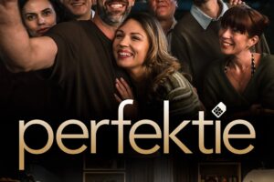 Filmas "Perfektie" plakāts ar aktieru ansambli. Augšpusē redzama cilvēku grupa, tostarp Dārta Daneviča, Linda Kalniņa, Anete Kuršīte, Mārtiņš Egliens, Intars Rešetins-Pētersons, Dainis Grūbe un Jānis Āmanis, kas smaidot pozē selfijam. Apakšpusē attēloti cilvēki pie vakariņu galda. Teksts: KRUSTPILS KULTŪRAS CENTRĀ 14. MARTĀ, PLKST. 19.00. BIĻETES: KRUSTPILS KC KASĒ CENA: 4EUR. KINOTEĀTROS NO 13. FEBRUĀRA.