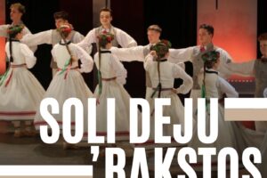 Melns plakāts ar tekstu "TDK Kauranieši ielūdz uz koncertu SOLI DEJU 'RAKSTOS'" un attēlu, kurā redzami vairāki jaunieši latviešu tautas tērpos, dejojot uz skatuves. Meitenēm ir balti garie svārki un ziedu vainagi, zēniem balti krekli un vestes. Plakātā norādīts datums un laiks: "13.02.2026 | PLKST. 18.00", vieta: "KRUSTPILS KULTŪRAS CENTRĀ", dalībnieki: "TDA ZELTA SIETIŅŠ (RĪGA) / JDK DZĪPARI (OGRE) / DK DANCARI (PREIĻI) / TDK ANNE (PREIĻI) / JDK ŽUBURI (LUBĀNA)" un "IEEJA : BRĪVPRĀTĪGS ZIEDOJUMS".